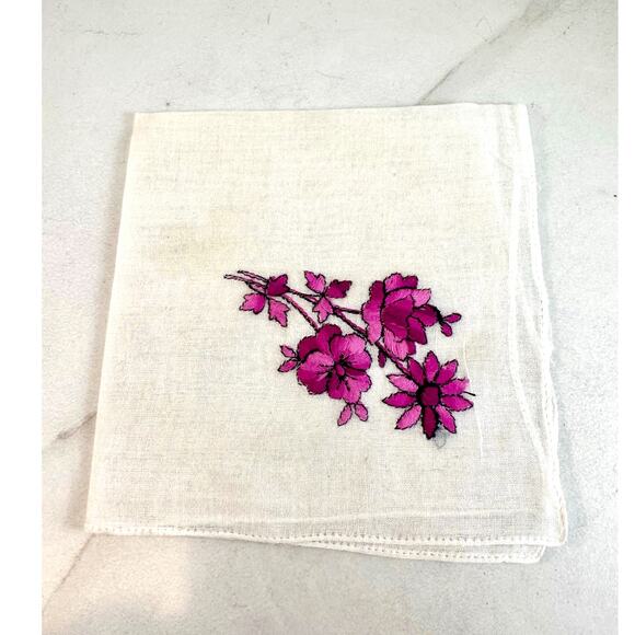 4 Vintage Embroidered white handkerchiefs - Picture 5 of 5